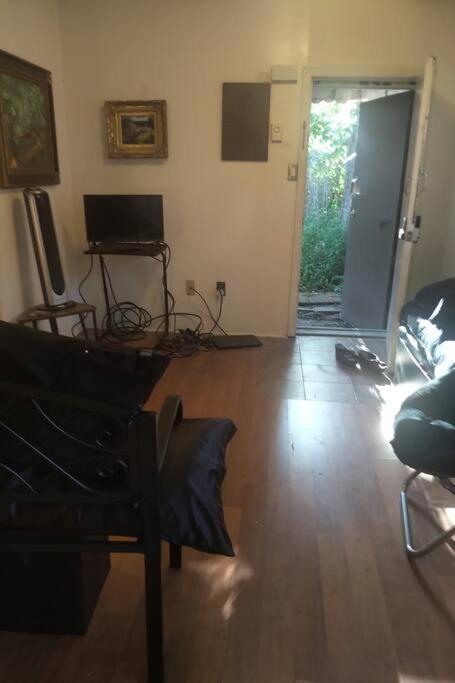 Awesome Cozy 1 Bedroom Coachhouse Toronto Kültér fotó